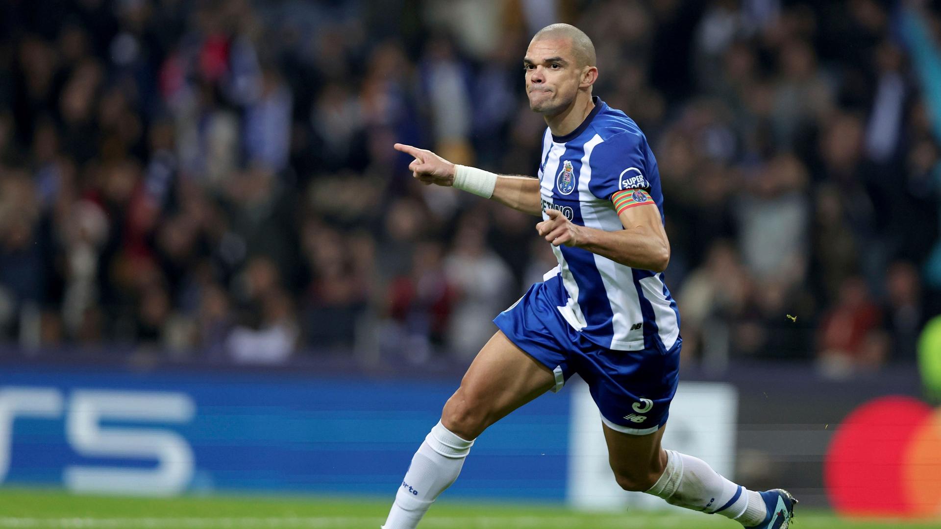 Portugal, Porto: Pepe feiert sein Tor gegen Antwerpen bei der Champions League Gruppe H.