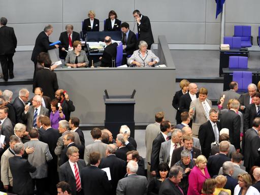 Die Abgeordneten des Deutschen Bundestages stimmen am Freitag (29.05.2009) in Berlin namentlich über die Föderalismusreform II ab. Der Bundestag hat mit Zwei-Drittel-Mehrheit eine strikte Schuldenbegrenzung in den Haushalten von Bund und Ländern beschlossen. Foto: Klaus-Dietmar Gabbert dpa/lbn +++(c) dpa - Report+++