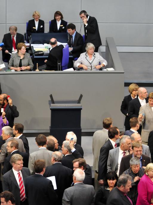 Die Abgeordneten des Deutschen Bundestages stimmen am Freitag (29.05.2009) in Berlin namentlich über die Föderalismusreform II ab. Der Bundestag hat mit Zwei-Drittel-Mehrheit eine strikte Schuldenbegrenzung in den Haushalten von Bund und Ländern beschlossen. Foto: Klaus-Dietmar Gabbert dpa/lbn +++(c) dpa - Report+++