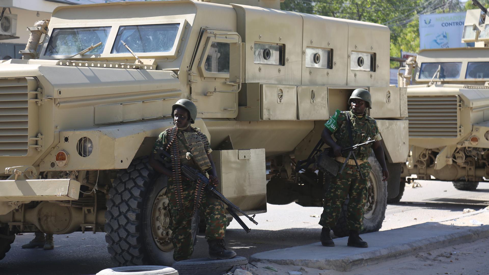 Zwei Soldaten der Atmis-Mission der Afrikanischen Union stehen vor einem Panzer in der Stadt Mogadischu.