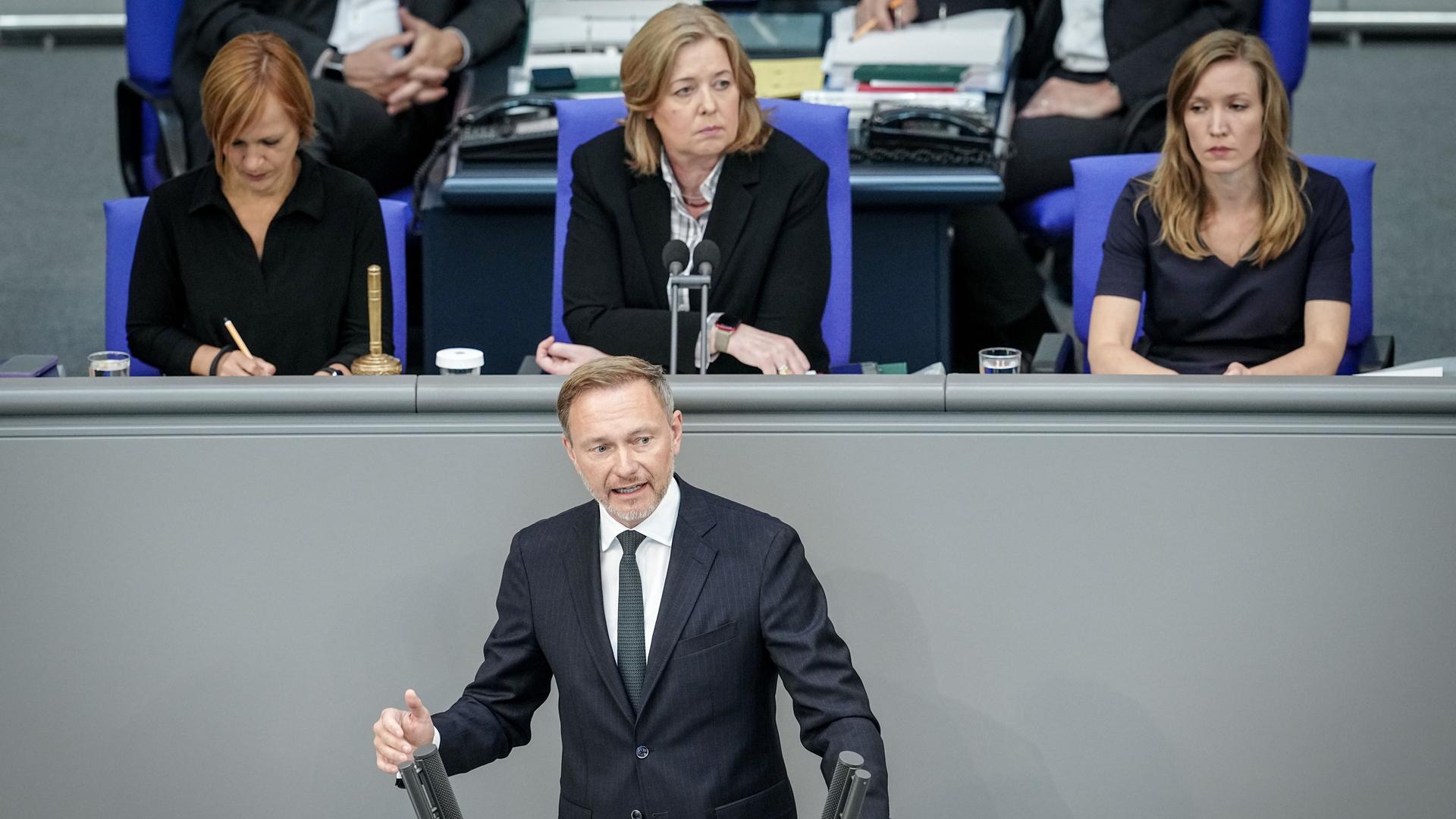 Berlin: Christian Lindner (FDP), Bundesminister der Finanzen, spricht im Plenarsaal des Bundestags zu Beginn der Haushaltswoche.