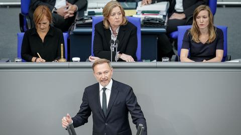 Christian Lindner spricht im Plenarsaal des Bundestags. Im Hintergrung ist das Parlaments-Präsidium zu sehen.