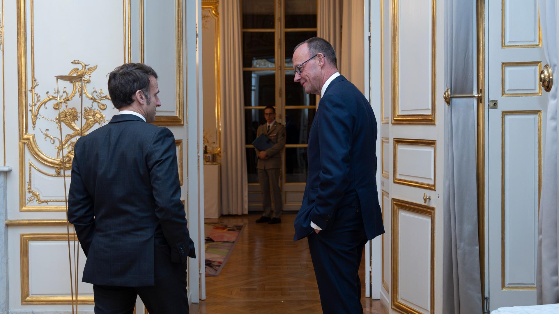 Die von der französischen Regierung verbreitete Aufnahme zeigt Unions-Kanzlerkandidat Friedrich Merz (r) zu Besuch im Élysée-Palast mit dem französischen Präsident Emmanuel Macron.