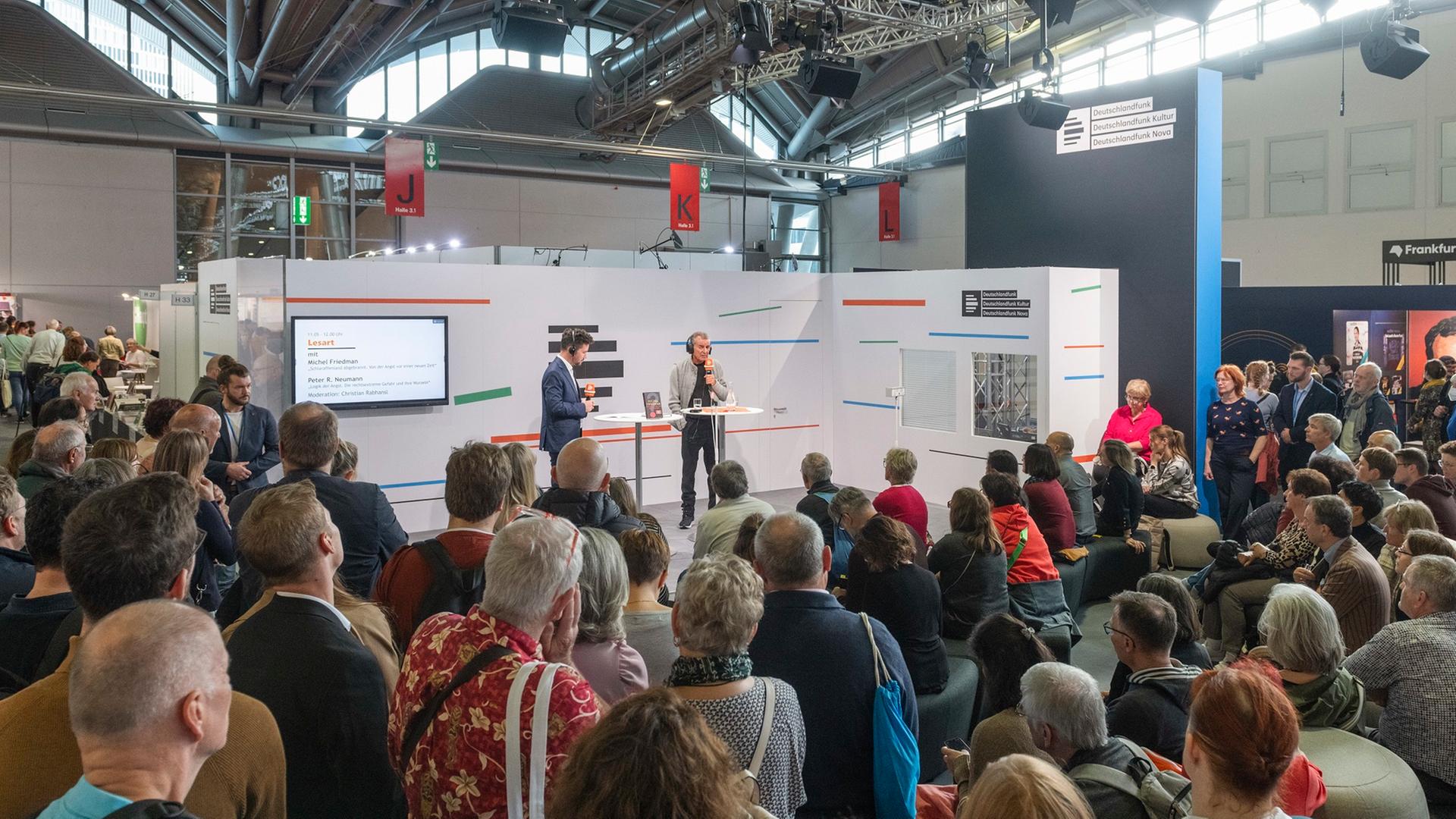 Lesart live auf der Bühne von Deutschlandfunk und Deutschlandfunk Kultur mit dem Autor Michel Friedman auf der Frankfurter Buchmesse 2023.