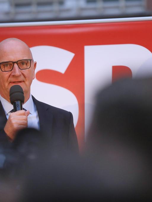 Gaumenarche, SPD-Wahlparty zur Landtagswahl in Brandenburg: Brandenburgs Ministerpräsident Dietmar Woidke hält eine Rede vor seinen Anhängern.