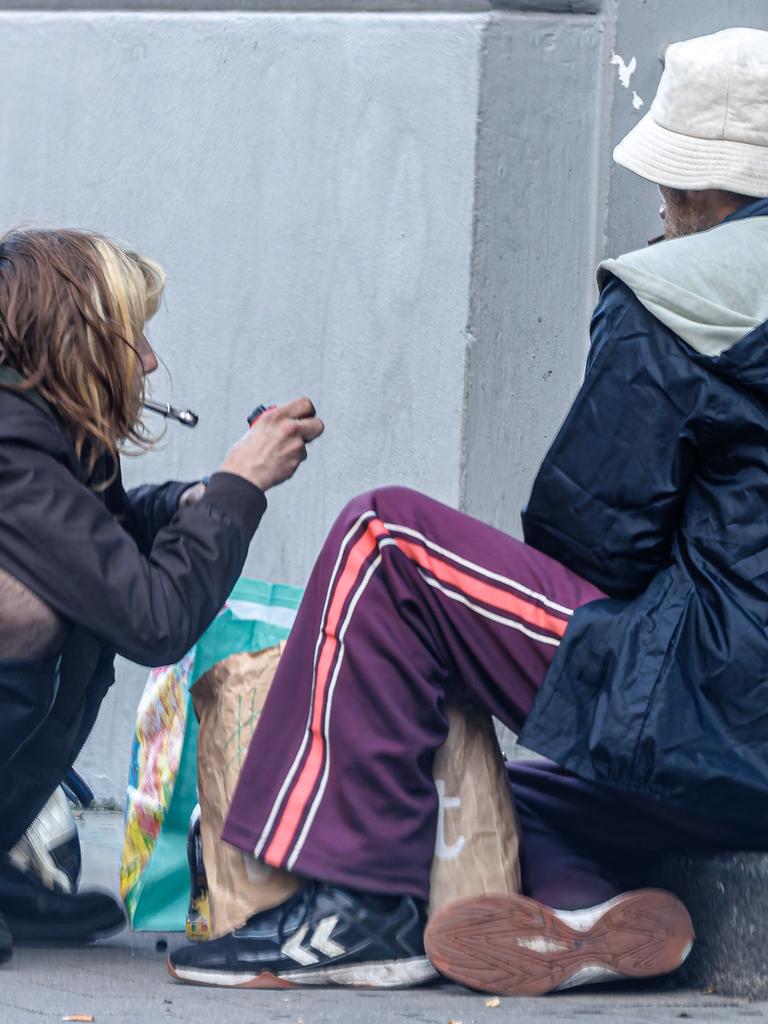 Zwei Abhängige konsumieren Drogen in einem Seiteneingang des Hamburger Schauspielhauses.