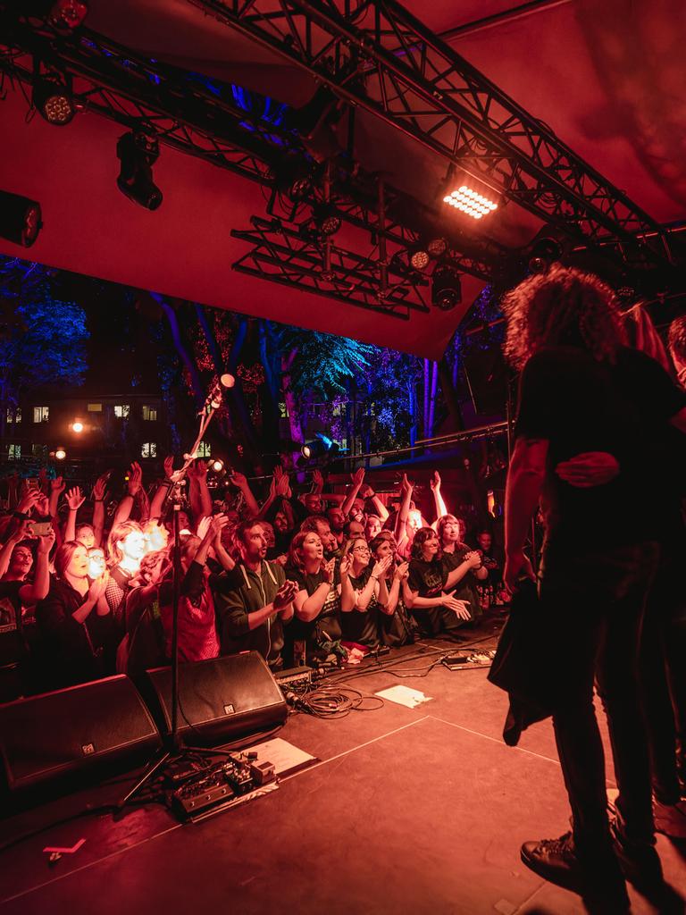 Fans bejubeln eine Band im Berliner Club "About Blank".