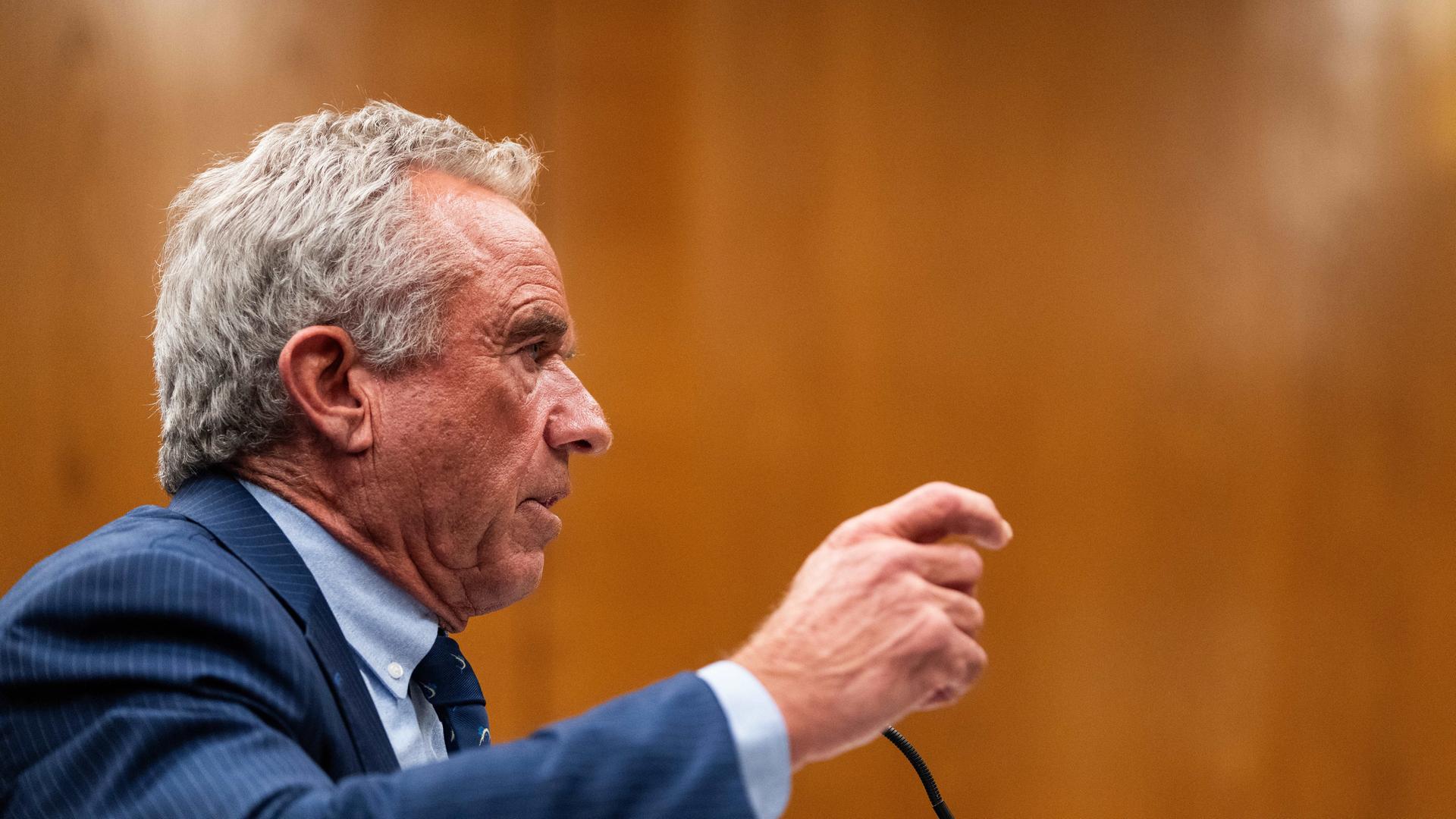 Ein alter Mann im Anzug, im Profil zu sehen: US-Gesundheitminister Robert F. Kennedy Jr.