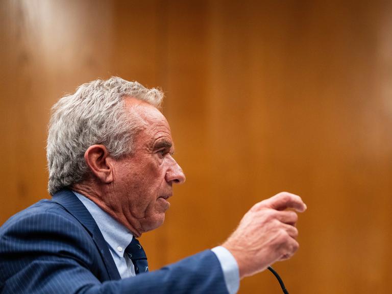 Ein alter Mann im Anzug, im Profil zu sehen: US-Gesundheitminister Robert F. Kennedy Jr.
