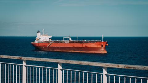 Der durch die schwedische Küstenwache festgesetzte russische Tanker Sea Owl 1 liegt vor der südschwedischen Küste.