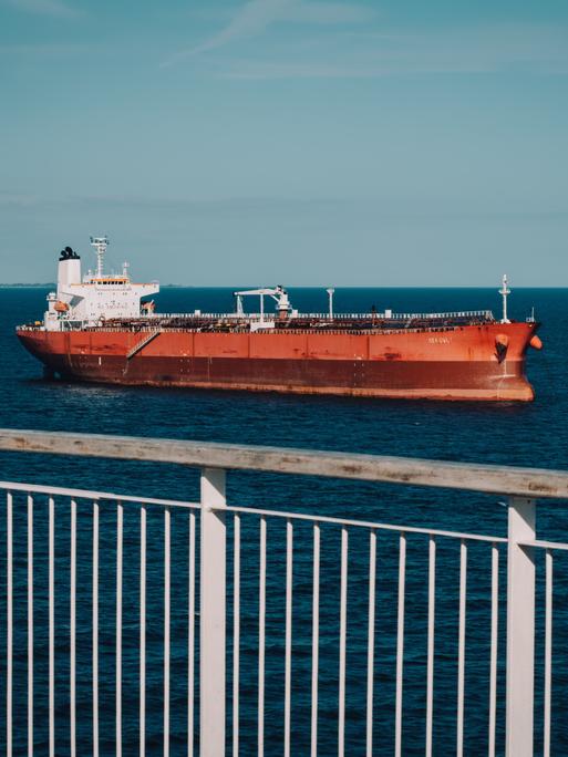 Der durch die schwedische Küstenwache festgesetzte russische Tanker Sea Owl 1 liegt vor der südschwedischen Küste.