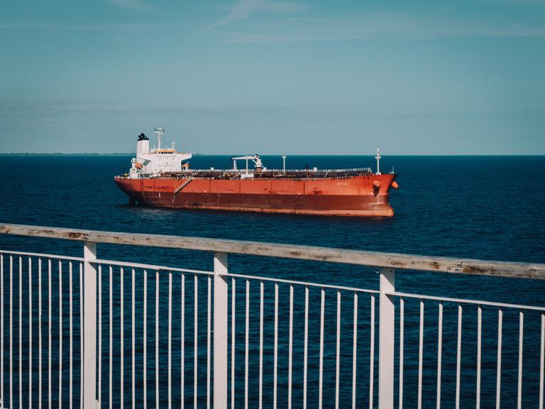 Der durch die schwedische Küstenwache festgesetzte russische Tanker Sea Owl 1 liegt vor der südschwedischen Küste. Der durch die schwedische Küstenwache festgesetzte russische Tanker Sea Owl 1 liegt vor der südschwedischen Küste.
