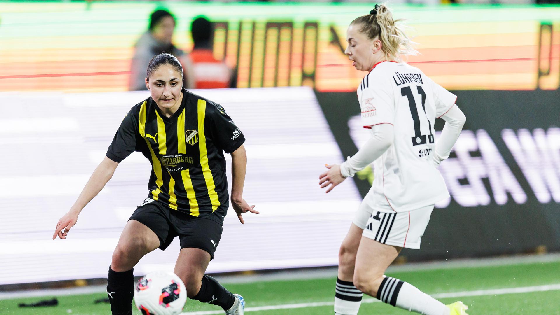 Nesrin Akgün im gelb-schwarz-gestreiften Trikot und Nina Lührßen ganz in weiß im Kampf um den Ball.