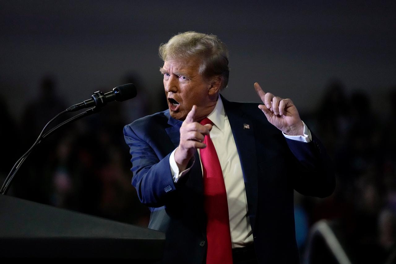 Der ehemalige US-Präsident Donald Trump spricht bei einer Wahlkampfveranstaltung in South Carolina. Er gestikuliert und sieht wütend aus. 