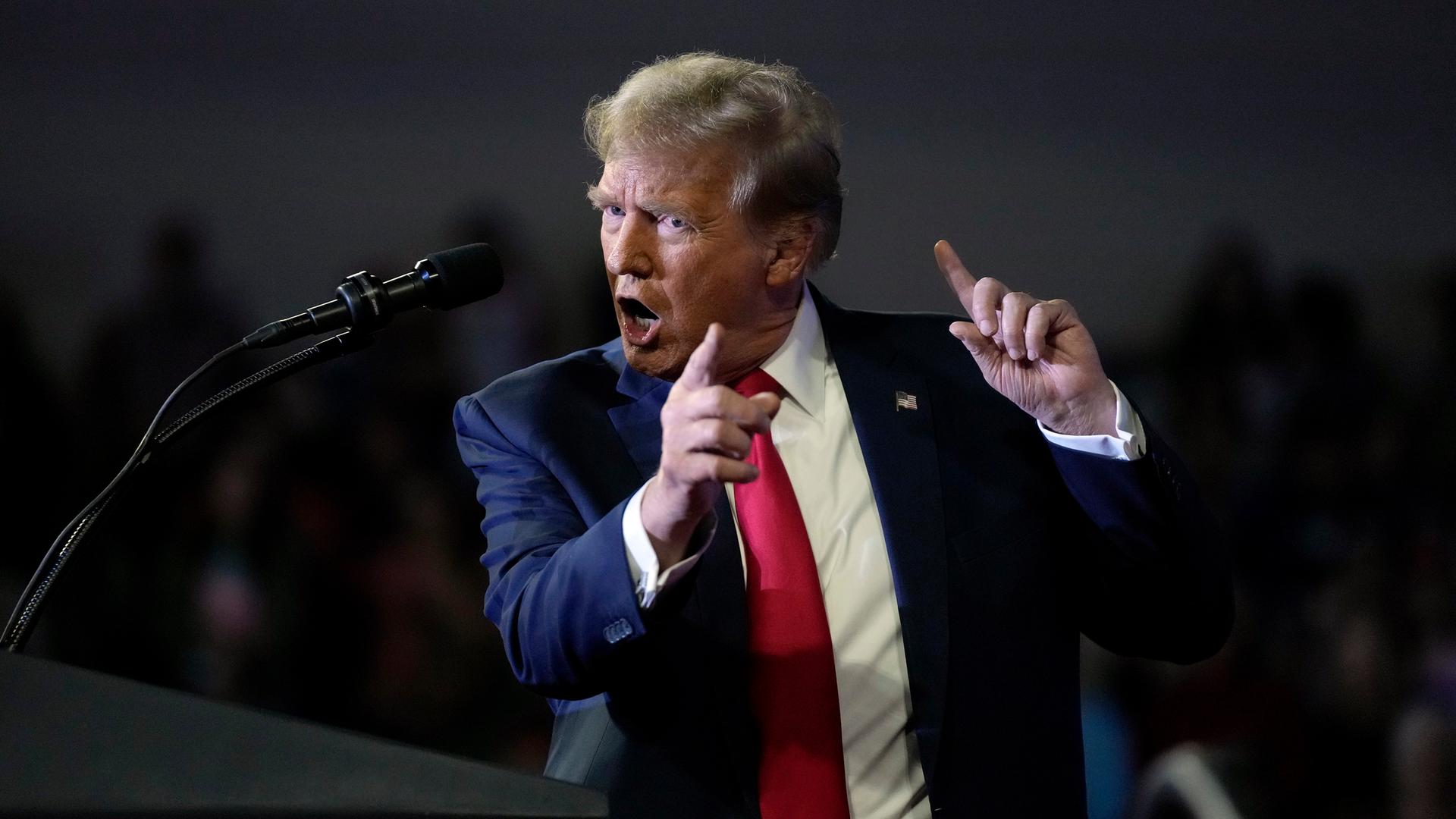 Der ehemalige US-Präsident Donald Trump spricht bei einer Wahlkampfveranstaltung in South Carolina. Er gestikuliert und sieht wütend aus.