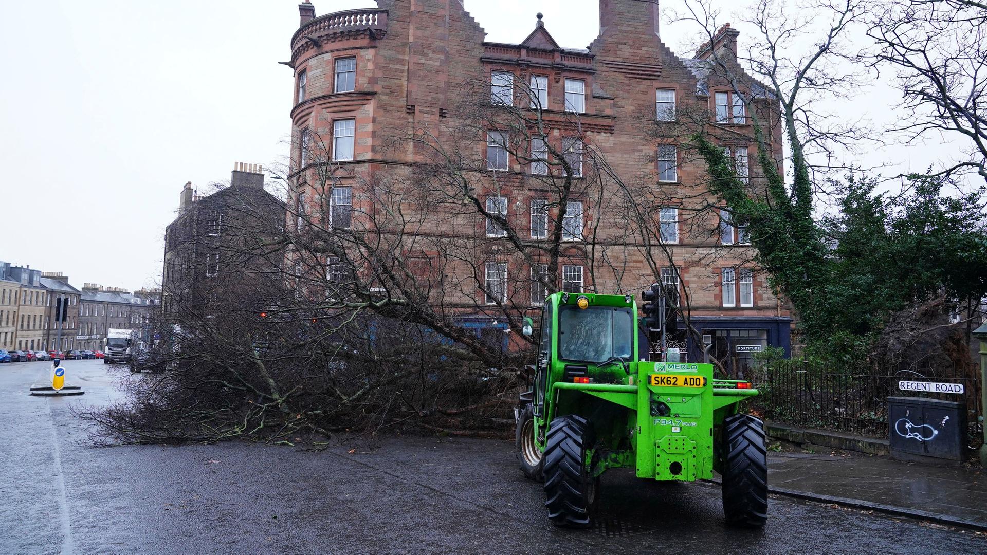 Edinburgh: Ein Baum ist beim Sturm auf eine Straße in Edinburgh gestürzt und wird beräumt. 