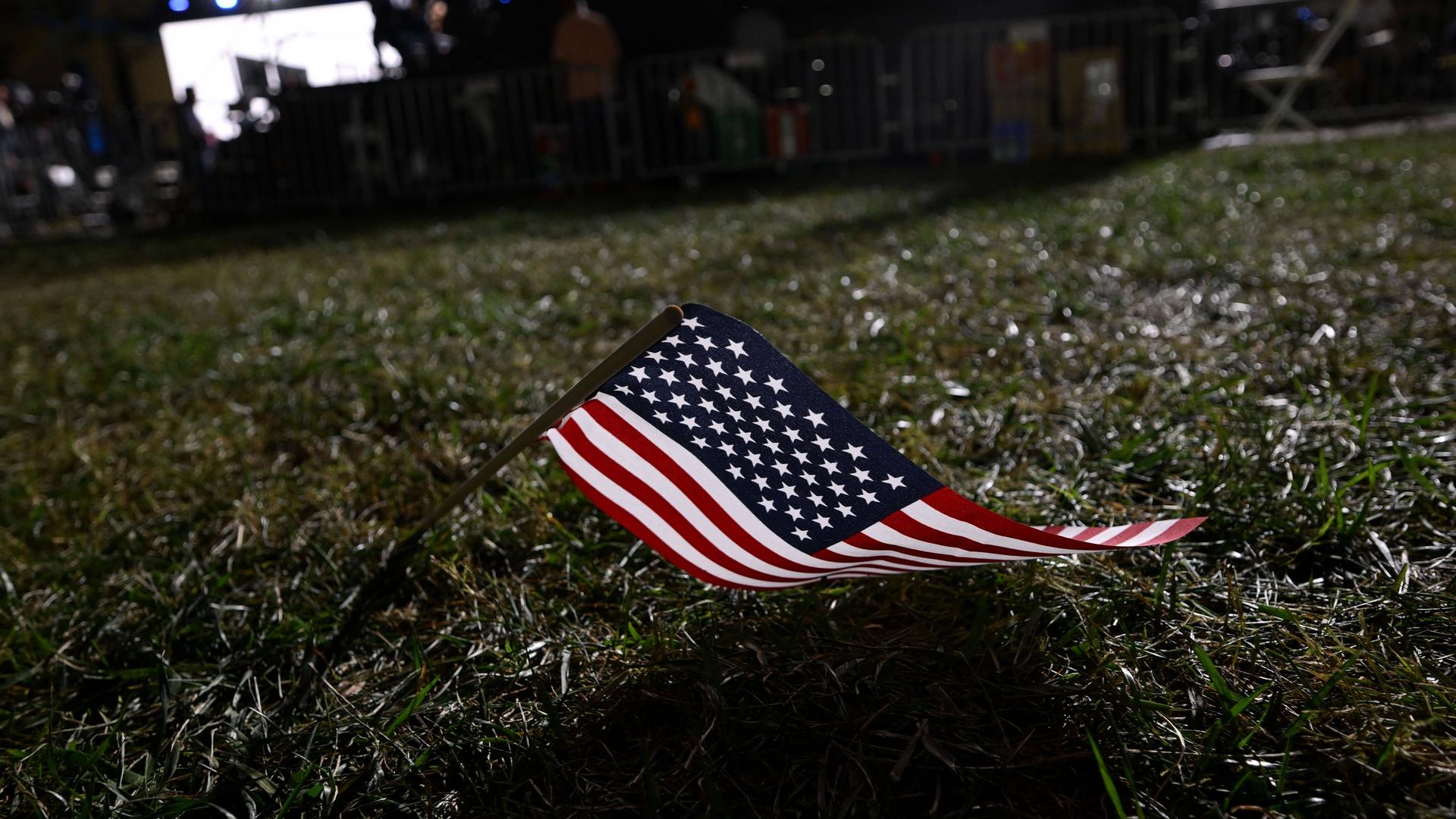 Eine kleine US-Flagge liegt auf dem Rasen. 