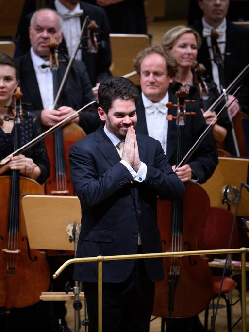 Der zukünftige Chefdirigent der Münchner Philharmoniker, Lahav Shani, beim Musikfest in Berlin (Quelle: dpa) 