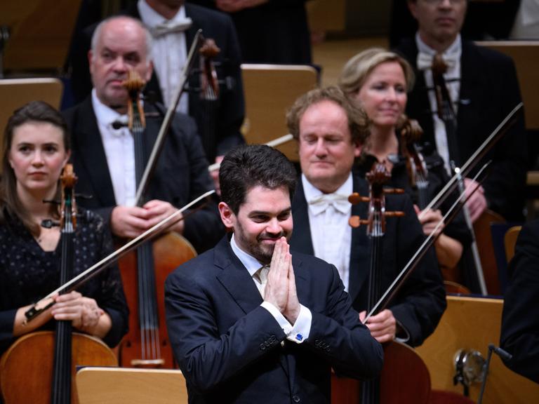 Der zukünftige Chefdirigent der Münchner Philharmoniker, Lahav Shani, beim Musikfest in Berlin (Quelle: dpa) 