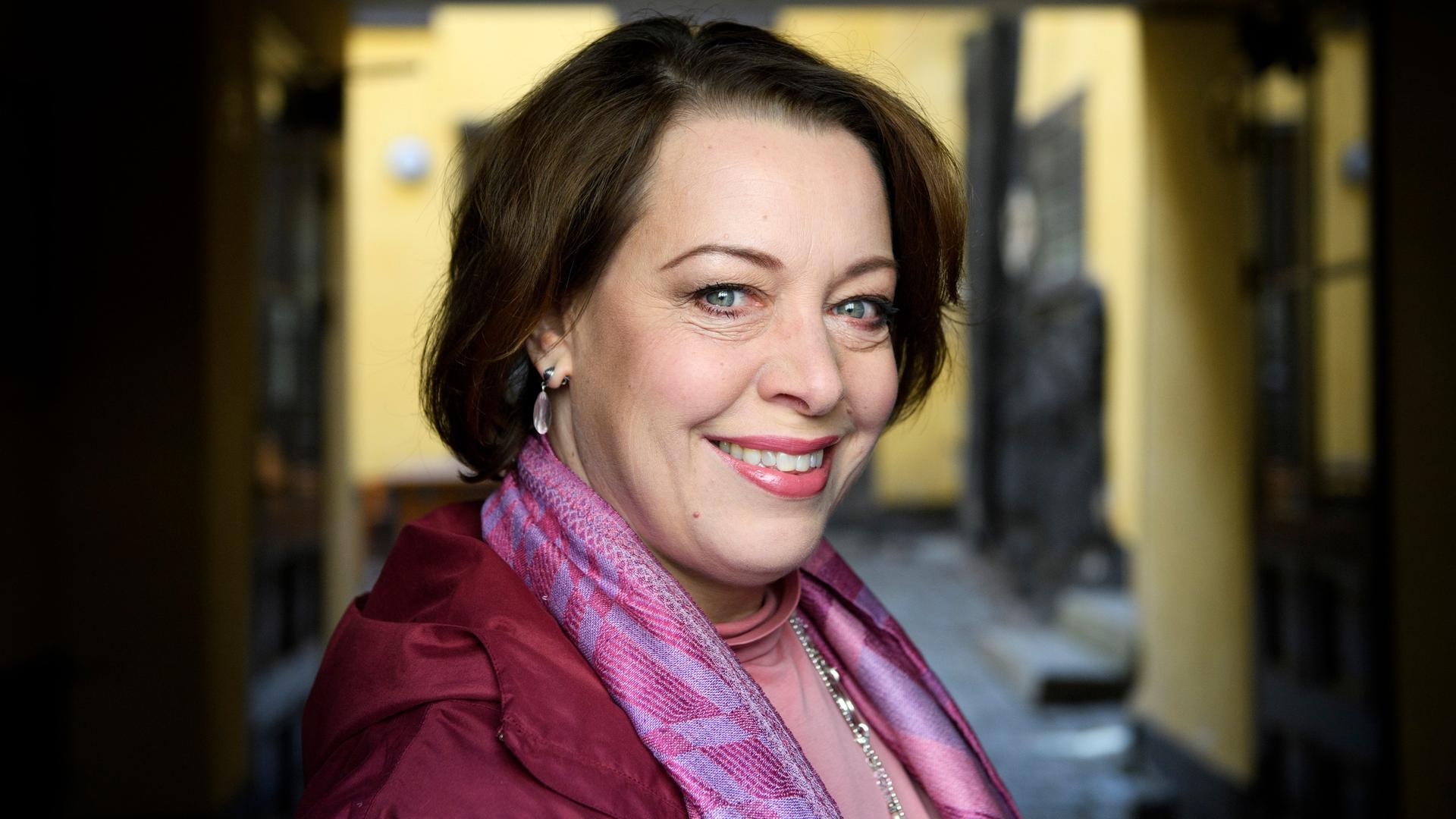 Sängerin Nina Stemme lächelnd im Porträt. Sängerin Nina Stemme lächelnd im Porträt.