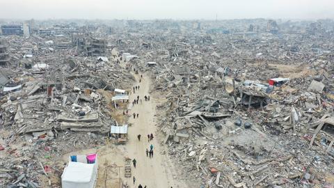 Luftaufnahme zerstörter Gebäude im Gazastreifen.