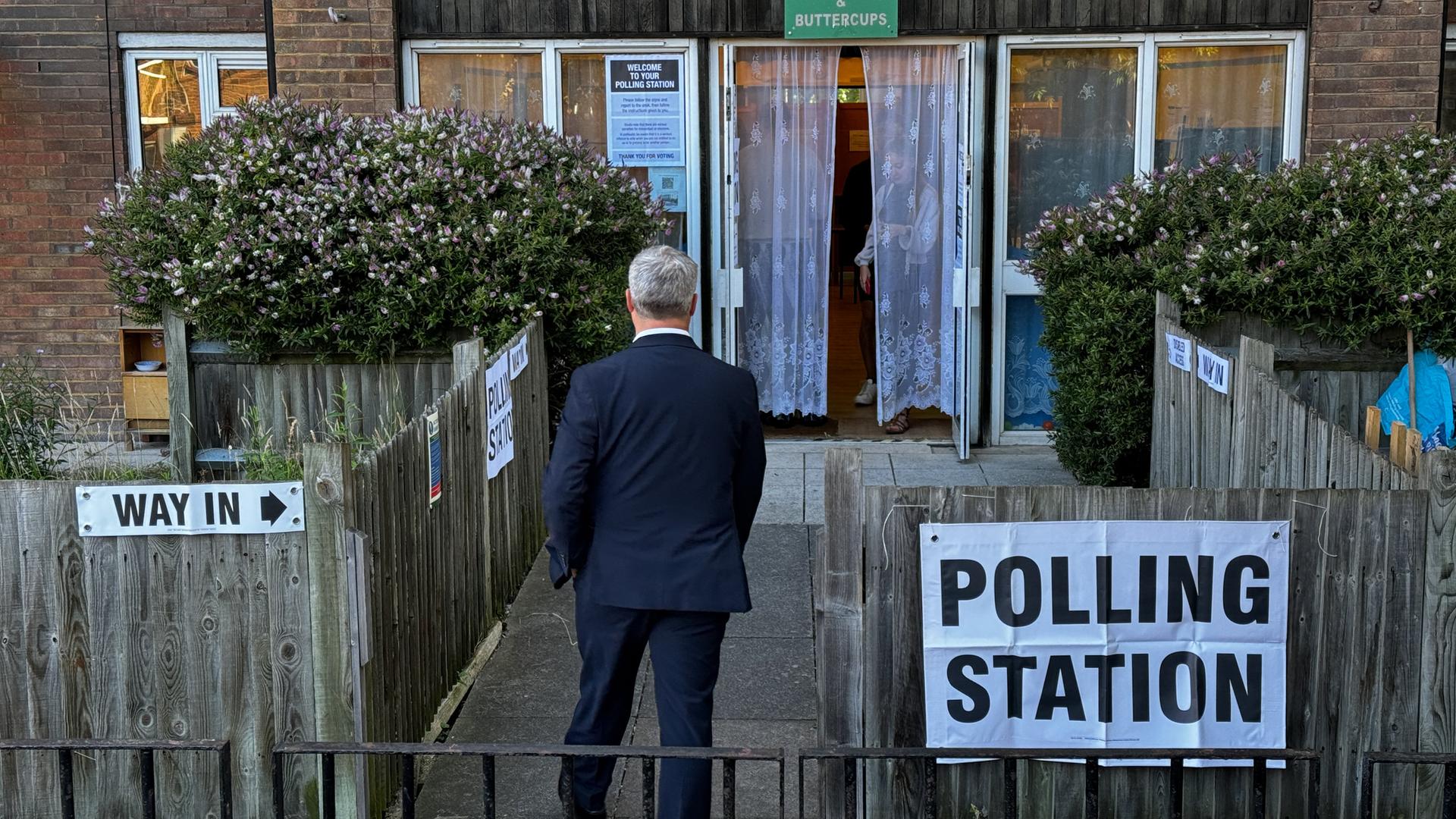 Ein Mann geht in ein Wahllokal in London.
