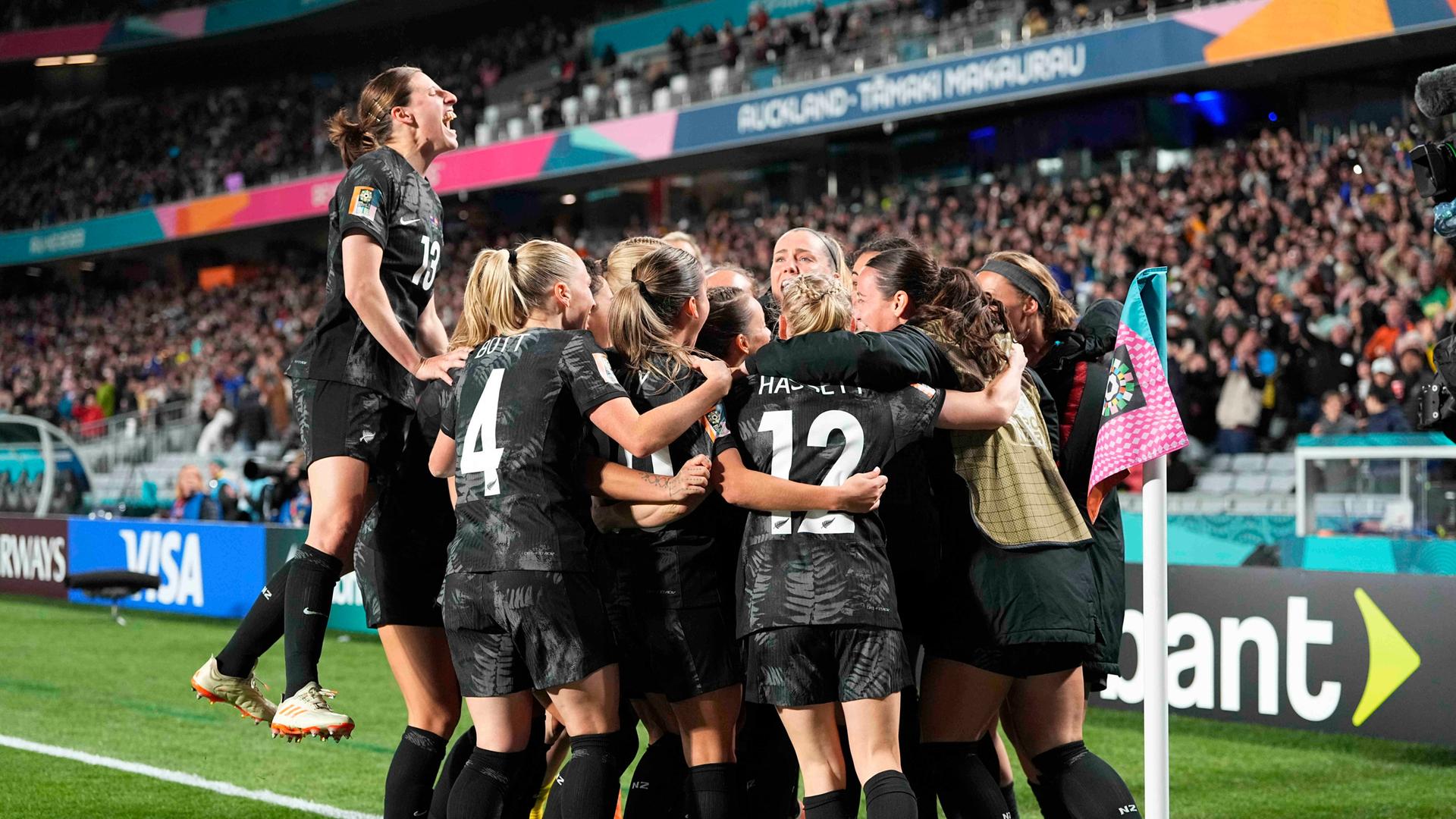 Die neuseeländische Frauen-Mannschaft bejubelt den ersten Treffer der WM 2023.