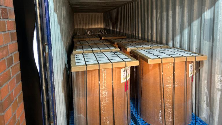 Druckrollen im Container. Im Hamburger Hafen haben Zollfahnder 400 Kilogramm Heroin in einem Container aus Singapur gefunden. Druckrollen im Container. Im Hamburger Hafen haben Zollfahnder 400 Kilogramm Heroin in einem Container aus Singapur gefunden.