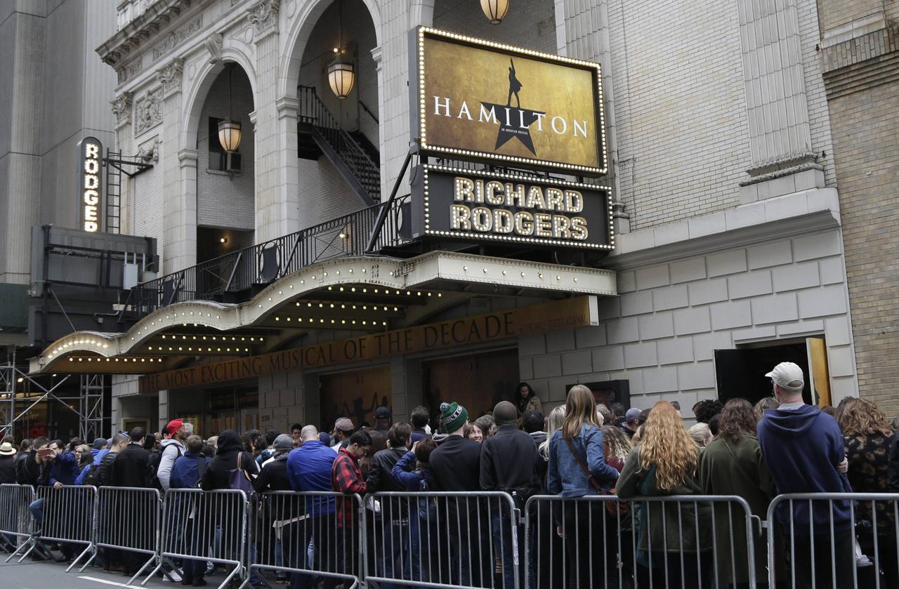 Menschen stehen in einer langen Schlange an, um das Musical "Hamilton" im Richard Rodgers Theatre auf dem Broadway in New York City zu sehen.