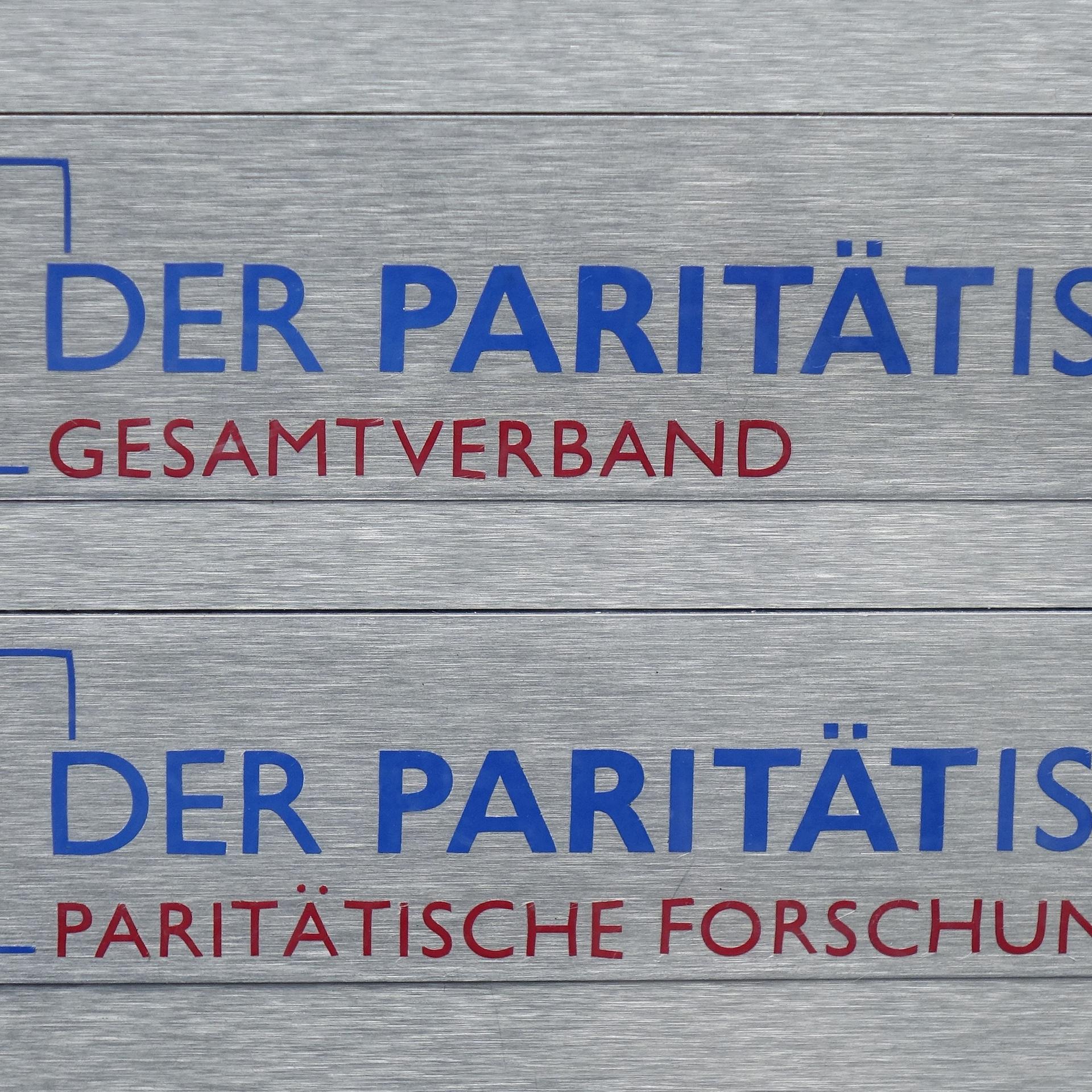 Das Schild des Paritätischen Gesamtverbandes und der Paritätischen Forschungsstelle 