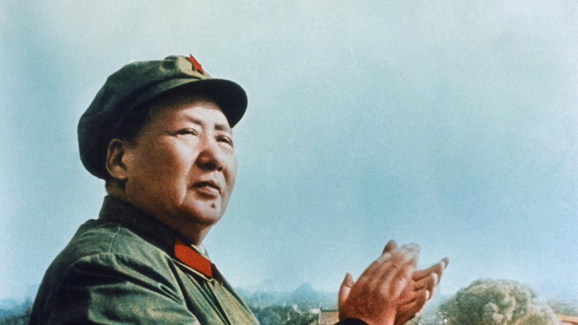 Mao Zedong trägt Uniform und eine Mütze mit einem roten Stern. Mao Zedong trägt Uniform und eine Mütze mit einem roten Stern.