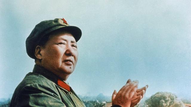 Mao Zedong trägt Uniform und eine Mütze mit einem roten Stern.