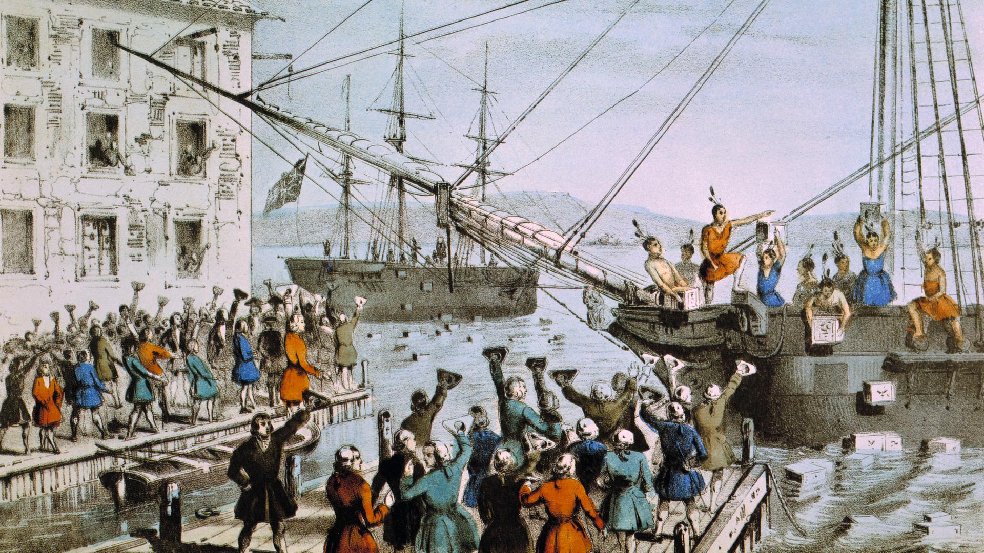 Als Native American verkleidete Kolonisten werfen im Hafen von Boston aus Protest gegen Importzoelle und Teemonopol die Ladung britischer Teeschiffe ins Wasser. (Lithgrafie)