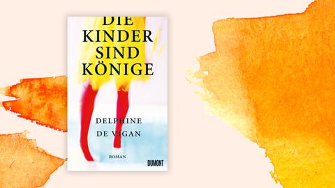 Cover des Kriminalromans "Die Kinder sind Könige" von Delphine de Vigan vor orangefarbenem Aquarellhintergrund. Das Cover zeigt eine verfremdete Illustration einer Person, deren untere Körperhälfte zu sehen ist: Unter einem gelben Rock sind  rote Beine zu sehen, die über einen hellblauen Boden laufen. 