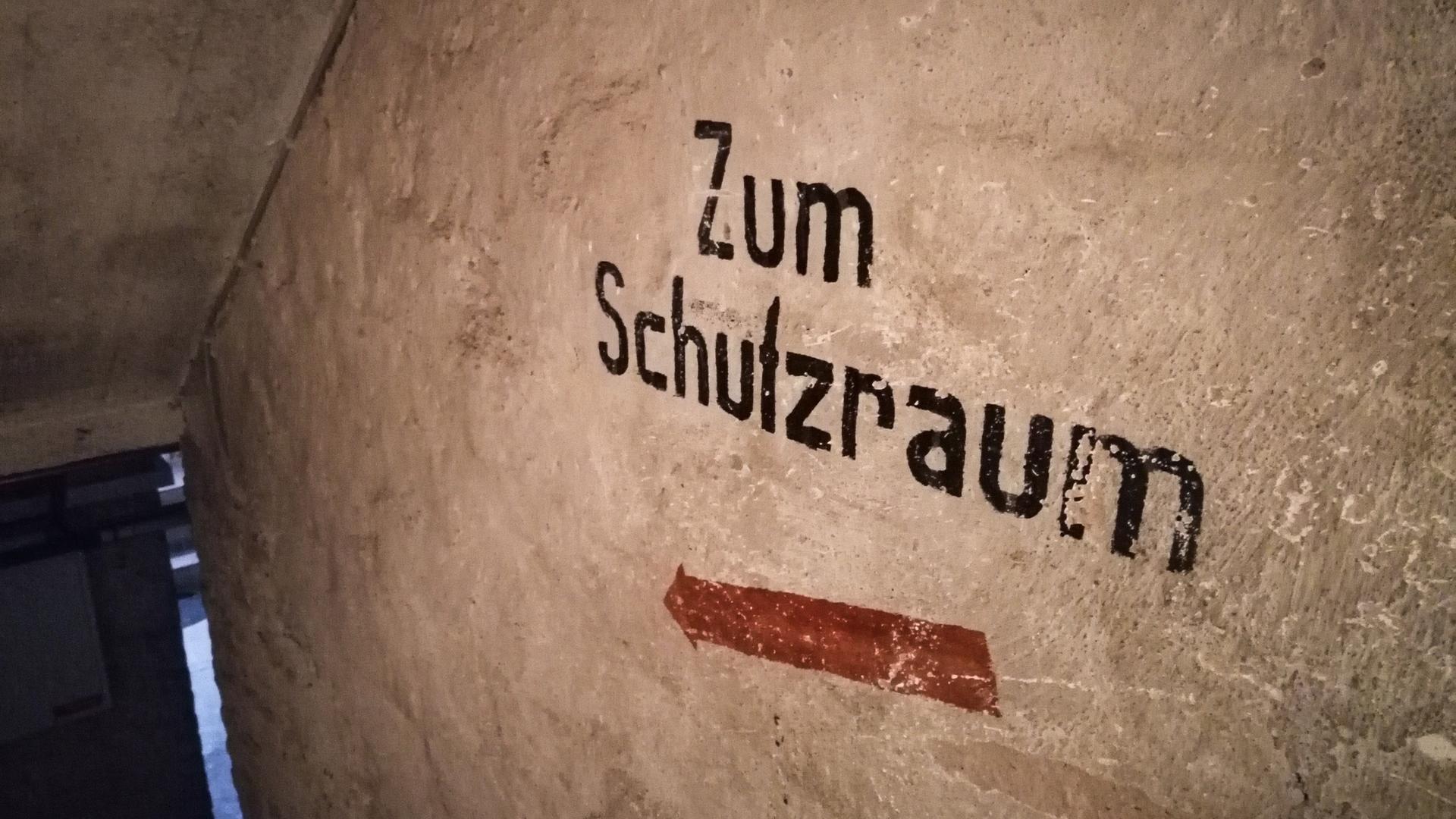 "Zum Schutzraum" steht an einer Wand im Keller eines Hauses im Frankfurter Stadtteil Ginnheim. 