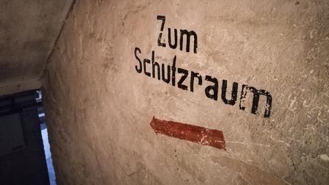 "Zum Schutzraum" steht an einer Wand im Keller eines Hauses im Frankfurter Stadtteil Ginnheim. 