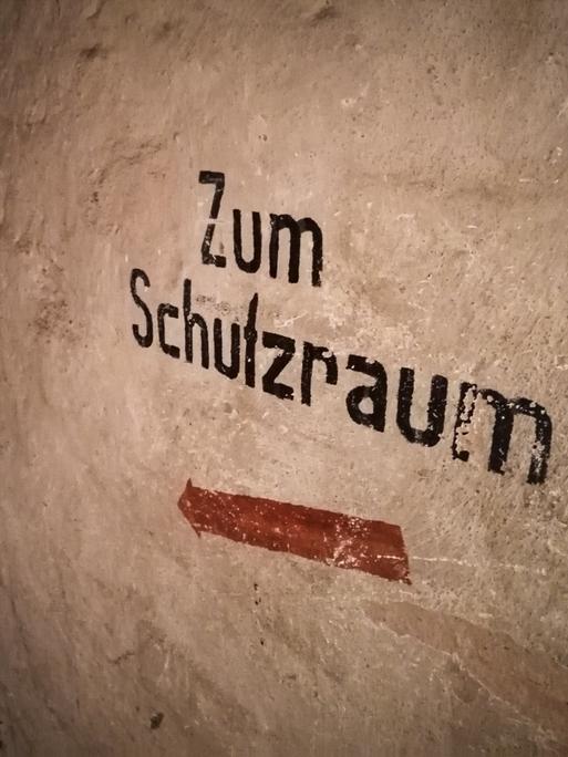 "Zum Schutzraum" steht an einer Wand im Keller eines Hauses im Frankfurter Stadtteil Ginnheim. 