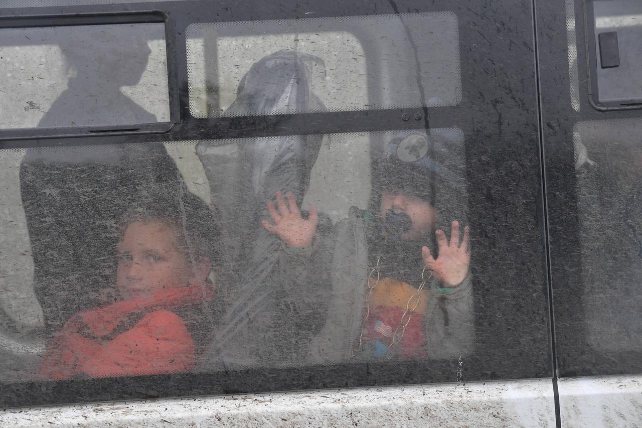 Das Bild zeigt Kinder in einem Bus, der sie von Isjum in der Ukraine in die Region Belgorod in Russland bringen soll
