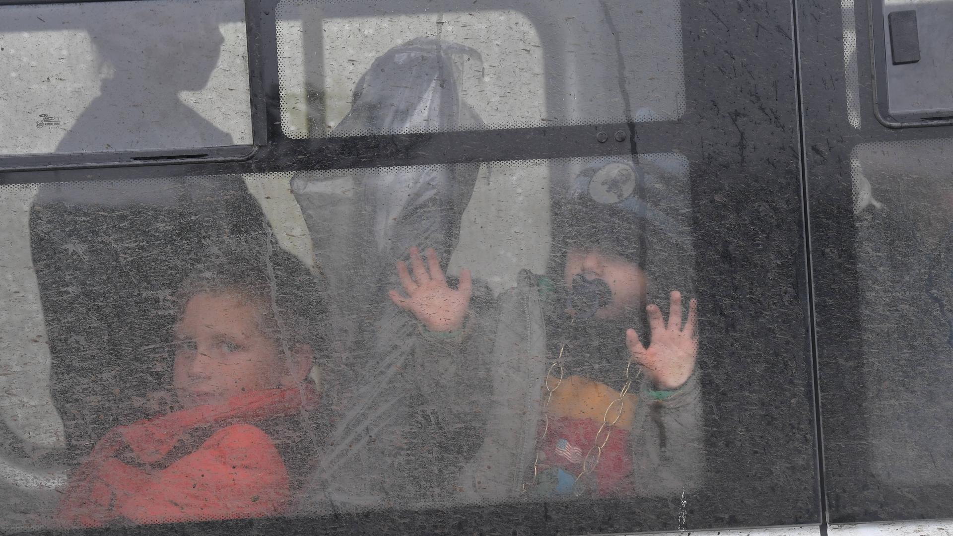 Das Bild zeigt Kinder in einem Bus, der sie von Isjum in der Ukraine in die Region Belgorod in Russland bringen soll