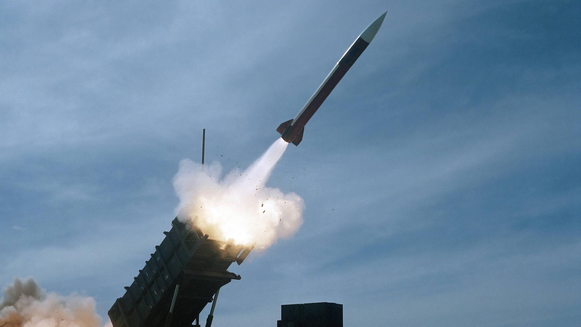 Eine MIM-104 Patriotrakete wird zum Test abgefeuert.
