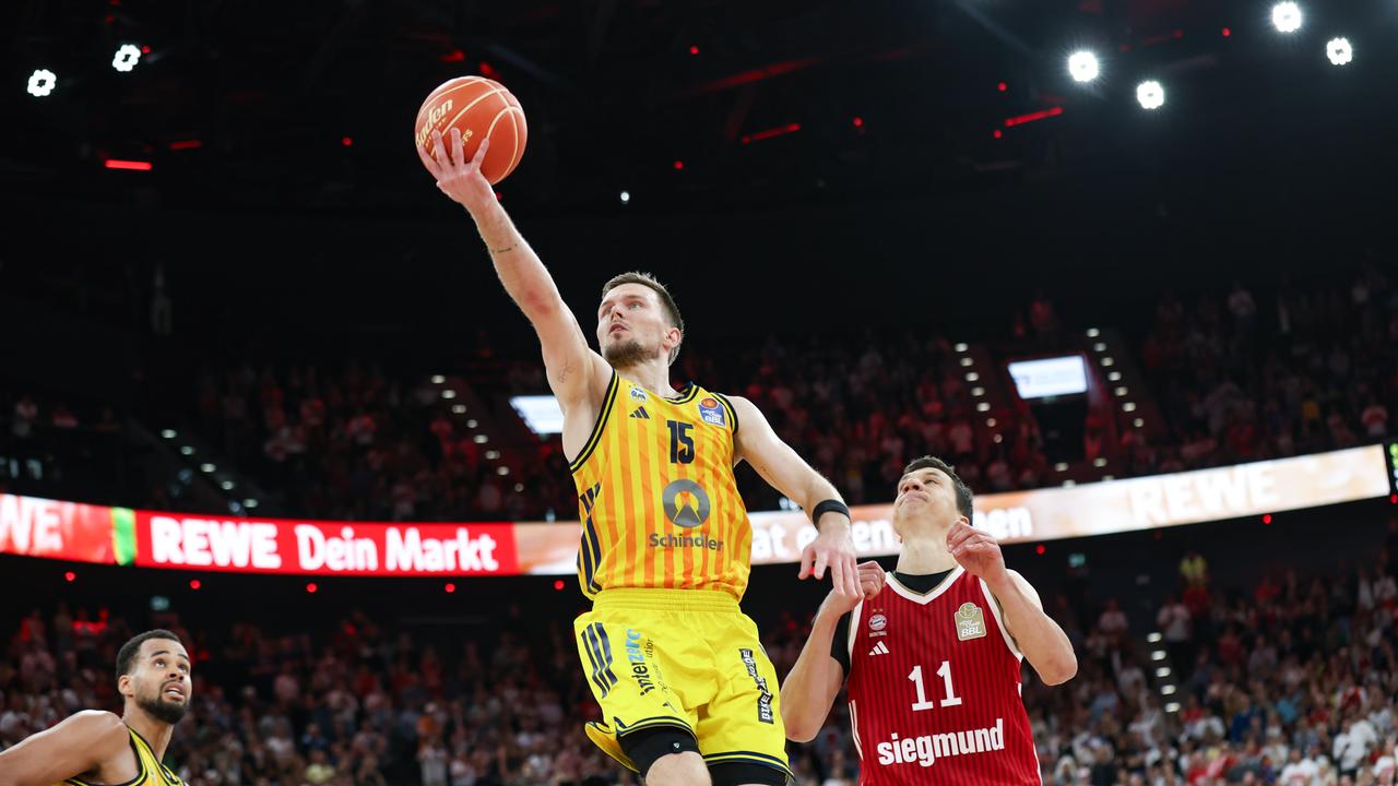 Martin Hermannsson von Alba Berlin (Mitte) beim Korbleger.