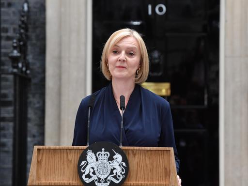 Liz Truss steht hinter einem Sprecherpult vor 10 Downing Street