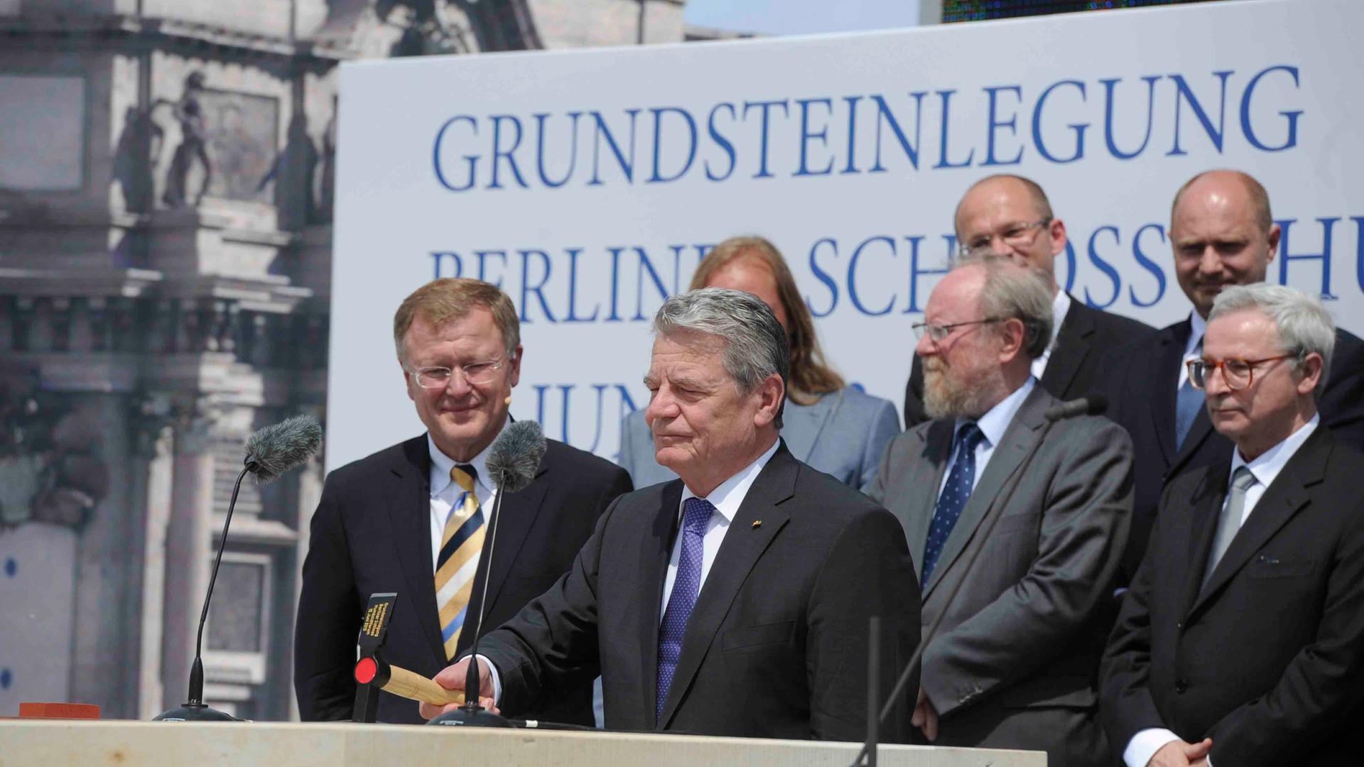 Der damalige Bundespräsident Joachim Gauck und Bundestagspräsident Wolfgang Thierse (zweiter von rechts) legen den Grundstein für das Berliner Schloss - Humboldtforum 12. Juni 2013 auf dem  Schlossplatz Berlin