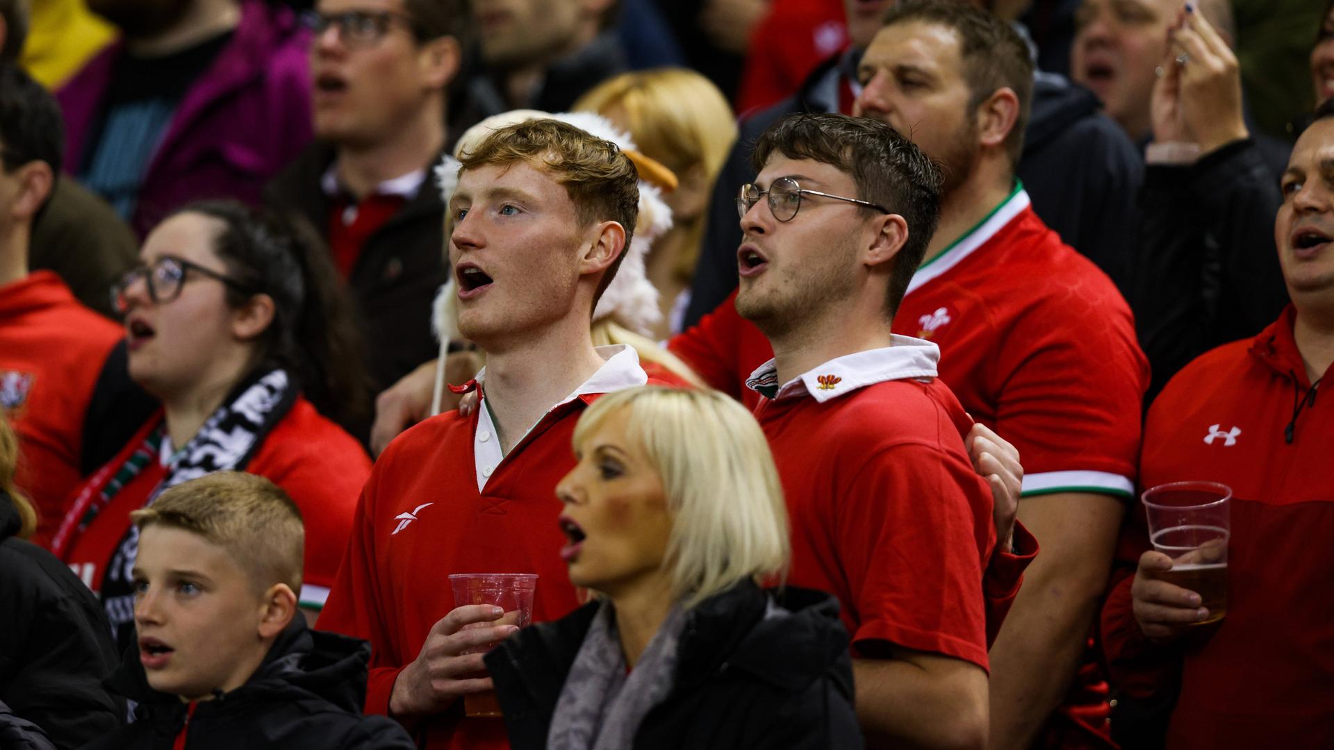 Walisische Rugbyfans singen bei einem Spiel ihrer Nationalmannschaft.