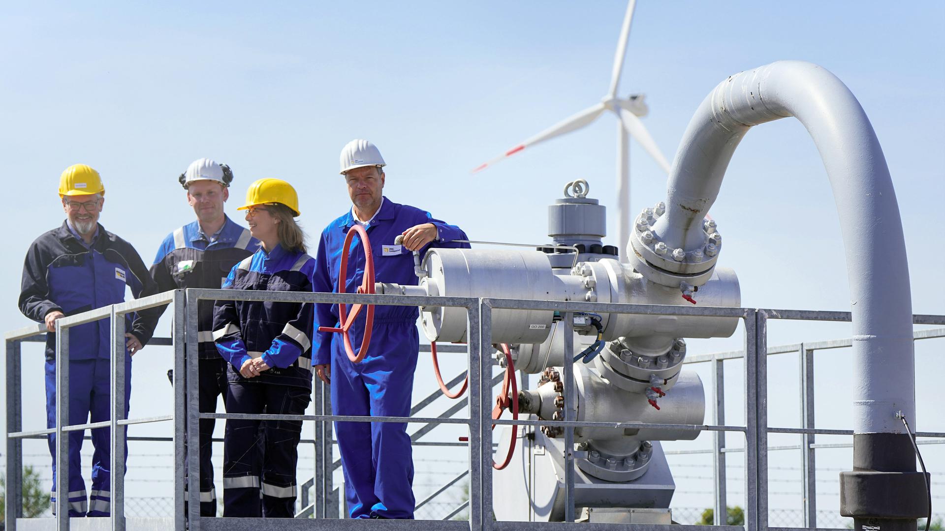 Bundeswirtschaftsminister Robert Habeck besichtigt einen Kavernenspeicher. Neben ihm stehen Hans-Joachim Polk (l-r), VNG-Vorstand Infrastruktur/Technik, ein Mitarbeiter des Unternehmens und Cornelia Müller-Pagel, Leiterin Grüne Gase und Projektleiterin der VNG. 