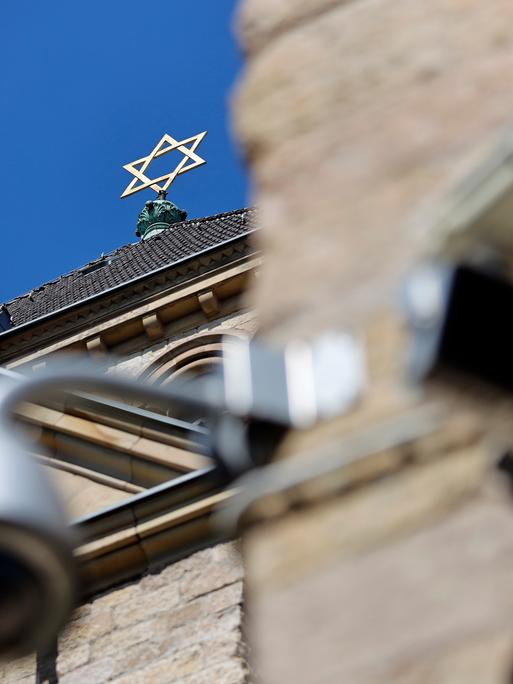Die Kölner Synagoge in der Roonstraße im Kwartier Latäng. Hier steht Tag und Nacht ein Polizeiauto und hält Wache. Die Landesregierung von NRW richtete zuletzt eine Meldemöglichkeit für antisemitische Vorfälle unterhalb der Strafbarkeitsgrenze ein. 