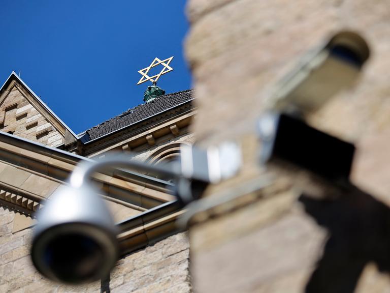 Die Kölner Synagoge in der Roonstraße im Kwartier Latäng. Hier steht Tag und Nacht ein Polizeiauto und hält Wache. Die Landesregierung von NRW richtete zuletzt eine Meldemöglichkeit für antisemitische Vorfälle unterhalb der Strafbarkeitsgrenze ein. 