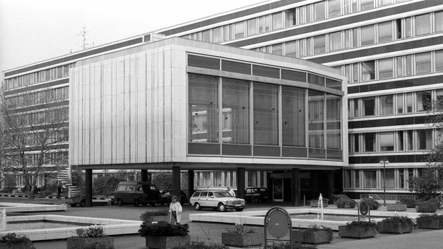 Ein Schwarz-Weiß-Foto zeigt das Gebäude der Bundespressekonferenz in Bonn im Jahr 1987.