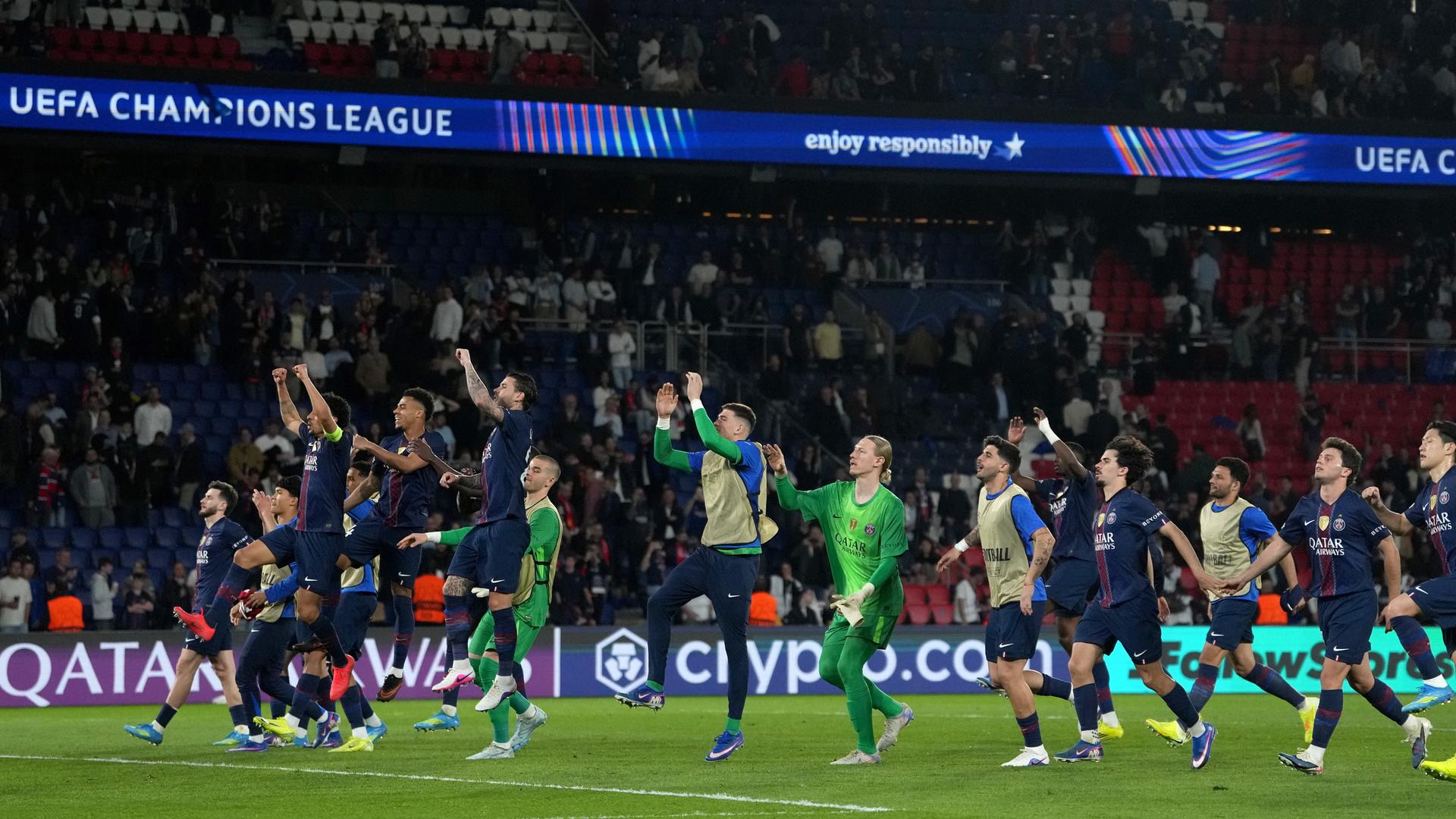 Paris Saint-Germain - FC Liverpool. PSG-Spieler feiern am Ende des Spiels. Paris Saint-Germain - FC Liverpool. PSG-Spieler feiern am Ende des Spiels.