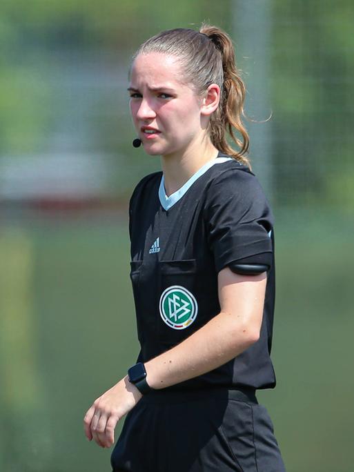 Schiedsrichterin Antonia Tucholski beim Regionalligaspiel der Frauen, Hamburger SV II gegen SpVg Aurich 
